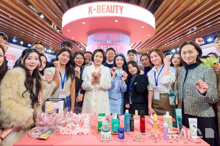 [상하이=뉴시스] 최동준 기자 = 김혜경 여사가 7일(현지 시간) 상하이 푸싱아트센터에서 열린 K-뷰티행사를 방문해 참석자들과 기념촬영을 하고 있다. (공동취재) 2026.01.07. photocdj@newsis.com