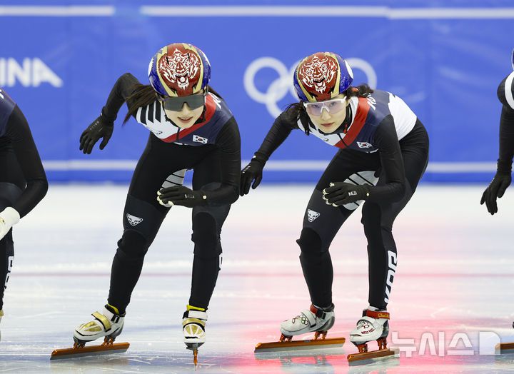 [진천=뉴시스] 김근수 기자 = 쇼트트랙 최민정(오른쪽)과 김길리가 7일 충북 진천 국가대표선수촌에서 열린 밀라노코르티나 동계올림픽 D-30 미디어데이에서 포즈를 취하고 있다. 2026.01.07. ks@newsis.com
