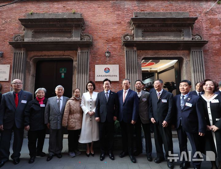 [상하이=뉴시스] 최동준 기자 = 중국을 국빈 방문 중인 이재명 대통령과 김혜경 여사가 7일(현지 시간) 상하이 임시정부청사 기념관에서 열린 대한민국 임시정부 상하이 청사 100주년 기념식에서 참석자들과 기념촬영을 하고 있다.왼쪽부터 김광릉(김복형 선생의 후손), 저리정(저보성 선생의 후손), 김계생(김택영 선생의 후손), 최위자(최중호 선생의 후손), 김혜경 여사, 이재명 대통령, 천징 상하이시 인민대표대회 상무위원회 부주임, 김장생(김세준 선생의 후손), 소희령(소경화 선생의 후손), 안성진(안치삼 선생의 후손), 주용용(이동화 선생의 후손). 2026.01.07. photocdj@newsis.com