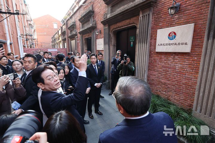 [상하이=뉴시스] 최동준 기자 = 중국을 국빈 방문 중인 이재명 대통령이 7일(현지 시간) 상하이 임시정부청사 기념관에서 열린 대한민국 임시정부 상하이 청사 100주년 기념식에서 건물을 살펴보며 대화를 하고 있다. 2026.01.07. photocdj@newsis.com
