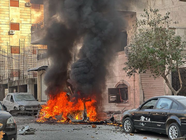 [알레포=AP/뉴시스] 7일(현지 시간) 시리아 알레포 북부 분쟁 지역에서 시리아 정부군과 쿠르드계 무장 조직 시리아민주군(SDF)의 무력 충돌이 이어지는 가운데 거리의 자동차가 불에 타고 있다. 시리아 정부군은 알레포의 셰이크 마크수드, 아슈라피에 등을 군사지역으로 지정해 주민들을 대피시키고 통행을 금지했다. 2026.01.09.