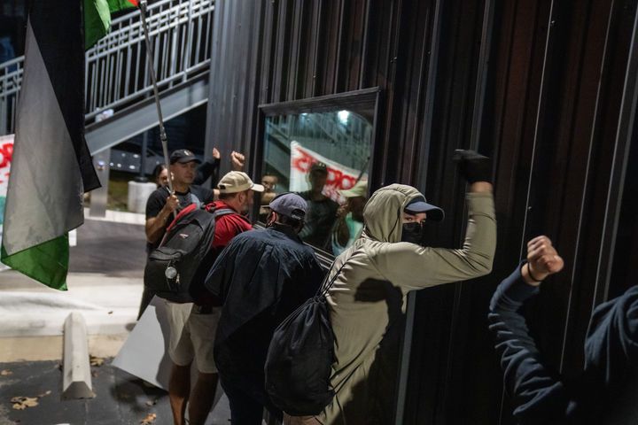 [플루거빌=AP/뉴시스] 8일(현지 시간) 미 텍사스주 플루거빌에서 전날 미네소타주 미니애폴리스에서 이민세관단속국(ICE) 요원의 총격으로 사망한 르네 니콜 굿 사건에 항의하는 시위대가 현지 ICE 시설 벽을 두드리며 철수를 요구하고 있다.