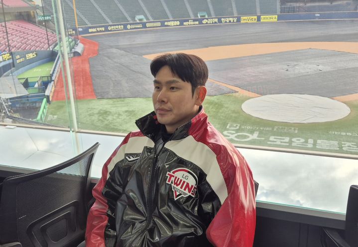[서울=뉴시스] 문채현 기자 = 프로야구 LG 트윈스의 홍창기가 6일 서울 잠실구장에서 열린 구단 신년인사회를 마친 뒤 취재진을 만나 인터뷰에 응하고 있다. 2026.01.06. dal@newsis.com *재판매 및 DB 금지