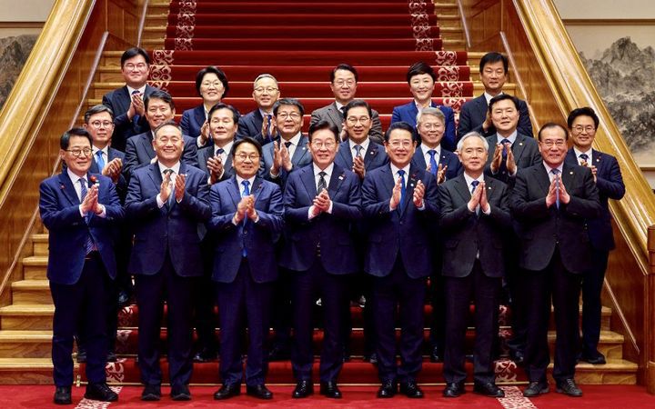 [광주=뉴시스] 송창헌 기자 =이재명 대통령이 9일 광주·전남 지역구 국회의원들과 강기정 광주시장, 김영록 전남지사를 청와대로 초청해 오찬 간담회를 갖고 기념촬영을 하고 있다. (사진=광주시·전남도 공동 제공) photo@newsis.com  *재판매 및 DB 금지