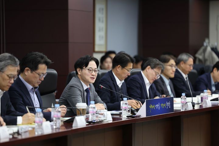 [서울=뉴시스] 김정관 산업통상부 장관이 9일 서울 종로구 한국무역보험공사에서 무역안보관리원, 산업기술시험원, 제품안전관리원, 한국표준협회, 산업기술보호협회, 한국생산성본부 등 무역안보·표준 분야 관계기관장 및 관계자가 참석한 가운데 산업통상부 공공기관(무역안보·표준 분야) 업무보고를 주재하고 있다. (사진=산업통상부 제공). 2026.01.09. photo@newsis.com *재판매 및 DB 금지