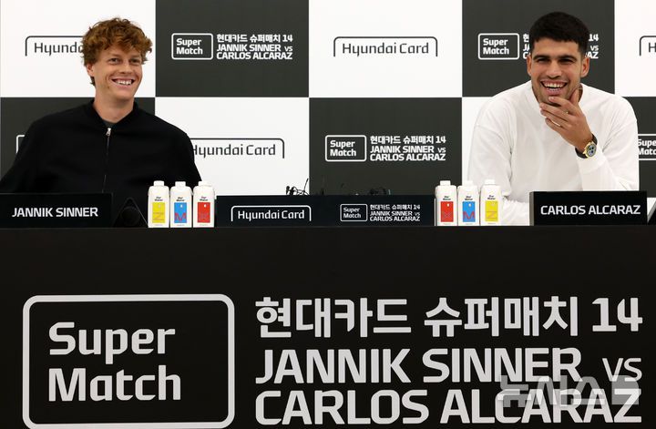 [서울=뉴시스] 이영환 기자 = 남자 테니스 세계랭킹 1위 카를로스 알카라스(스페인)와 2위 얀니크 신네르(이탈리아)가 9일 오후 서울 영등포구 현대카드에서 열린 슈퍼매치 14 사전 기자회견에 참석해 미소를 짓고 있다. 2026.01.09. 20hwan@newsis.com