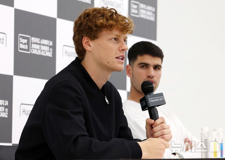 [서울=뉴시스] 이영환 기자 = 남자 테니스 세계랭킹 2위 얀니크 신네르(이탈리아)가 9일 오후 서울 영등포구 현대카드에서 열린 슈퍼매치 14 사전 기자회견에 참석해 취재진의 질문에 답하고 있다. 2026.01.09. 20hwan@newsis.com