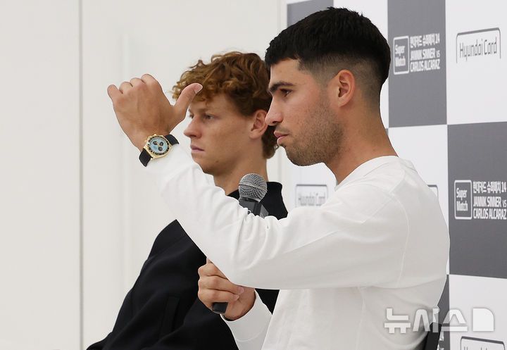 [서울=뉴시스] 이영환 기자 = 남자 테니스 세계랭킹 1위 카를로스 알카라스(스페인)가 9일 오후 서울 영등포구 현대카드에서 열린 슈퍼매치 14 사전 기자회견에 참석해 취재진의 질문에 답하고 있다. 왼쪽은 세계랭킹 2위 얀니크 신네르(이탈리아).  2026.01.09. 20hwan@newsis.com