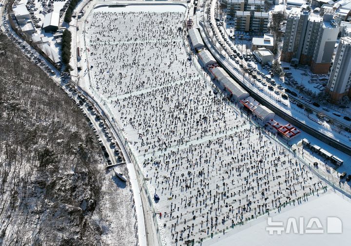 [화천=뉴시스]서백 기자=11일 화천산천어축제가 열리는 산천어 얼음 낚시터에는  얼음 낚시를 즐기는 수많은 관광객들로 붐볐다.. (사진=화천군 제공) 2026.01.11. photo@newsis.com