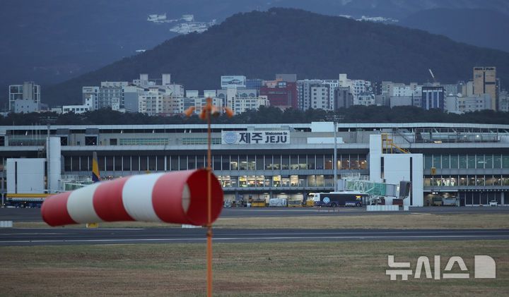[제주=뉴시스] 우장호 기자 = 강풍특보가 발효된 11일 오전 제주국제공항 활주로에서 항공기가 강한 바람을 뚦고 이륙하고 있다. 기상청에 따르면 제주도는 12일 새벽까지 바람이 초속 20m(산지 25m) 이상으로 강하게 불어 항공기 운항에 차질이 예상된다. 2026.01.11. woo1223@newsis.com