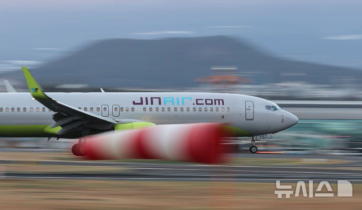 [제주=뉴시스] 우장호 기자 = 강풍특보가 발효된 11일 오전 제주국제공항 활주로에서 항공기들이 강한 바람을 뚦고 무사히 착륙하고 있다.기상청에 따르면 제주도는 12일 새벽까지 바람이 초속 20m(산지 25m) 이상으로 강하게 불어 항공기 운항에 차질이 예상된다. 2026.01.11. woo1223@newsis.com