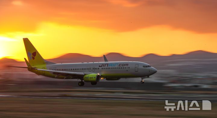 [제주=뉴시스] 우장호 기자 = 강풍특보가 발효된 11일 오전 제주국제공항 활주로에서 항공기가 강한 바람을 뚦고 이륙하고 있다. 기상청에 따르면 제주도는 12일 새벽까지 바람이 초속 20m(산지 25m) 이상으로 강하게 불어 항공기 운항에 차질이 예상된다. 2026.01.11. woo1223@newsis.com