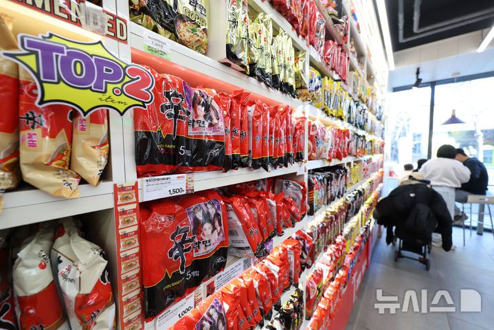[서울=뉴시스] 권창회 기자 = 사진은 11일 서울 마포구 CU 홍대상상점에 진열된 라면. 2026.01.11. kch0523@newsis.com