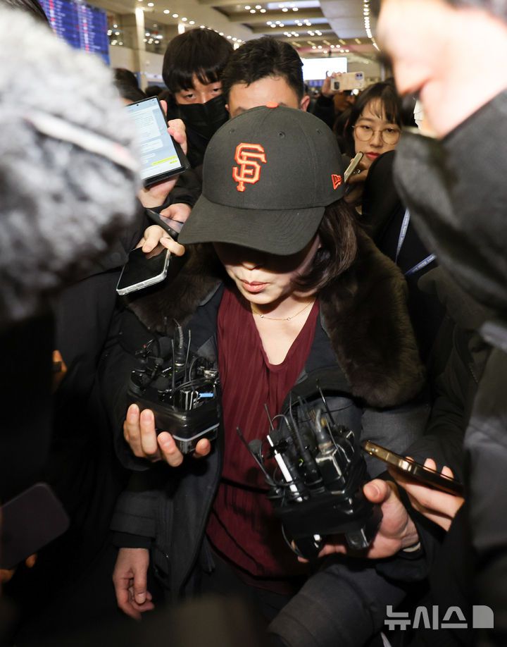 [인천공항=뉴시스] 조성우 기자 = 2022년 지방선거를 앞두고 강선우 무소속 의원에게 '공천헌금' 1억원을 건넨 의혹을 받는 김경 서울시의원이 11일 오후 인천국제공항 제1여객터미널을 통해 귀국하고 있다. 2026.01.11. xconfind@newsis.com