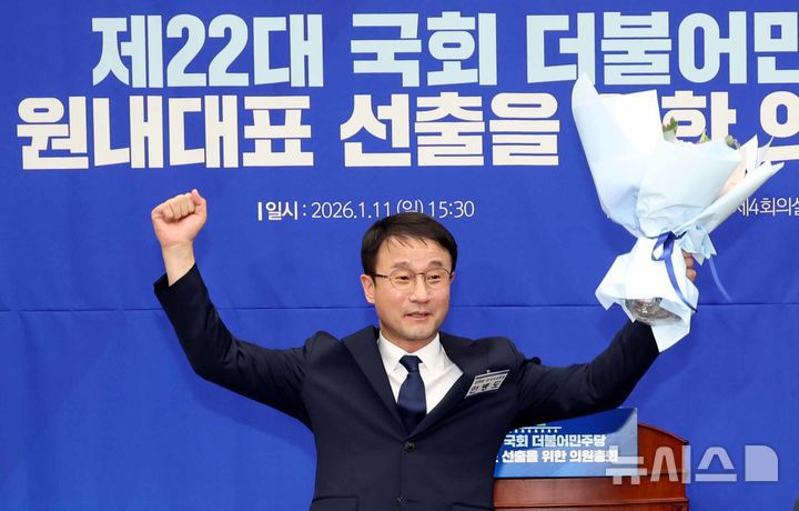 [서울=뉴시스] 조성봉 기자 = 한병도 더불어민주당 신임원내대표가 11일 오후 서울 여의도 국회에서 열린 제22대 국회 더불어민주당 제2기 원내대표 선출 의원총회에서 인사를 하고 있다.  2026.01.11. suncho21@newsis.com