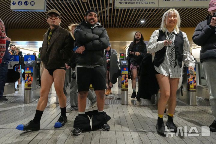 [런던=AP/뉴시스] 11일(현지 시간) 영국 런던에서 연례 '바지 안 입고 지하철 타기'(No Trousers Tube Ride) 행사가 열려 바지를 입지 않은 승객들이 지하철을 이용하고 있다. 2002년 미국 뉴욕에서 시작된 이 행사는 세계로 퍼져나가 매년 1월 세계 각지에서 열리는 국제 행사로 자리 잡았다. 2026.01.12.