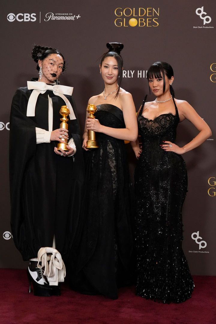 [베벌리힐스=AP/뉴시스] 가수이자 작곡가 이재(EJAE, 가운데)가 11일(현지 시간) 미 캘리포니아주 로스앤젤레스 베벌리힐스의 베벌리 힐튼에서 열린 제83회 골든글로브 시상식에서 케이팝 데몬 헌터스(케데헌) 주제가 '골든'으로 최우수 주제가상을 받은 후 기자실에서 오드리 누나(왼쪽), 레이 아미와 함께 기념 촬영하고 있다. 2026.01.12.