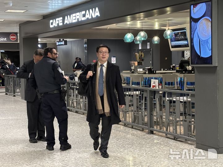 [워싱턴=뉴시스]이윤희 특파원 = 여한구 산업통상자원부(산업부) 통상교섭본부장이 11일(현지 시간) 미국 워싱턴DC 인근 덜레스국제공항으로 입국하고 있다. 2026.01.12.