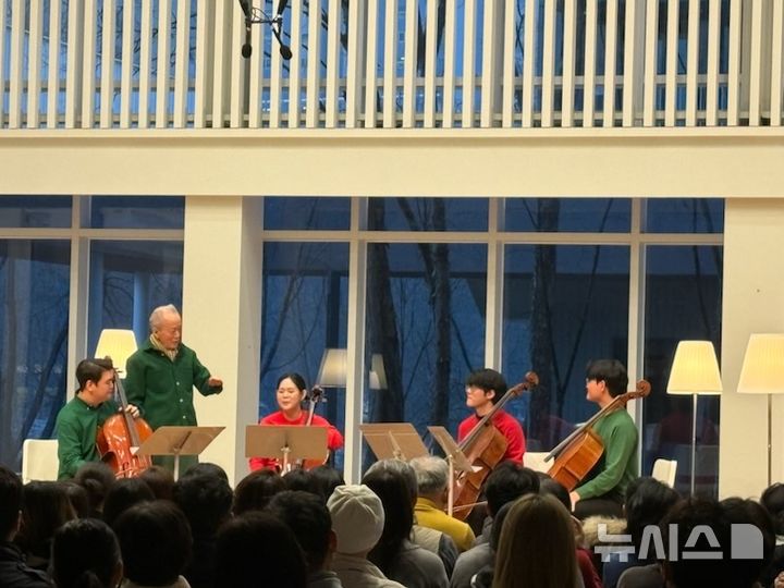 [성남=뉴시스]성남시 성남물빛정원 뮤직홀에서 지난 10일 '카르멘 첼로 콰르텟' 공연이 열렸다. 사진은 금난새 예술감독과 연주자들이 대화를 나누고 있는 모습(사진=성남시 제공)