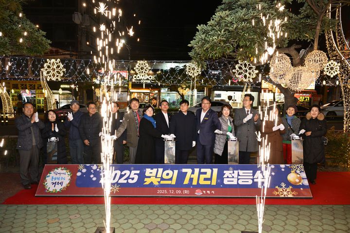 [거제=뉴시스] 신정철 기자= 경남 거제시가 12일, 미래 성장과 시민 체감이라는 목표아래 2026년 시정운영 청사진을 내놨다.사진은 지역 상권 활성화를 위한 옥포·고현동 빛의 거리 점등식 모습.(사진=거제시 제공).2026.01.12. photo@newsis.com *재판매 및 DB 금지