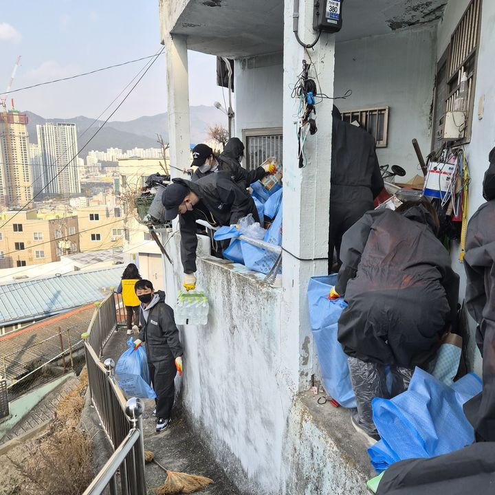 [부산=뉴시스] 부산진구는 저장강박 의심가구를 대상으로 주거환경개선 사업을 실시했다. (사진=부산진구 제공) 2026.01.12. photo@newsis.com *재판매 및 DB 금지