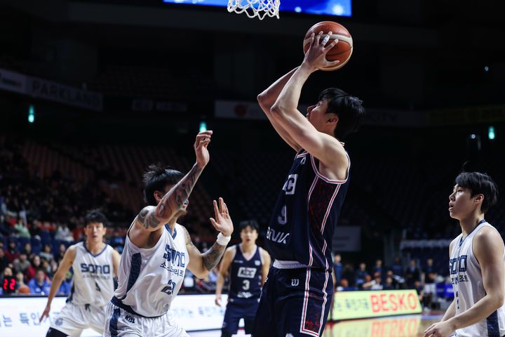 [서울=뉴시스] 프로농구 부산 KCC의 송교창. (사진=KBL 제공