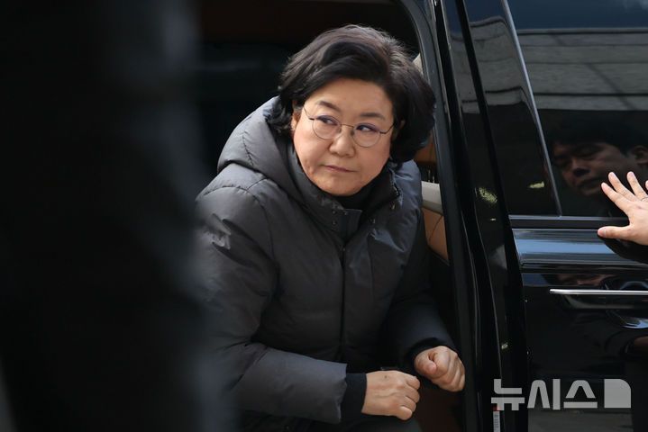 [서울=뉴시스] 권창회 기자 = 이혜훈 기획예산처 장관 후보자가 12일 서울 중구 예금보험공사에 마련된 청문회 준비 사무실로 출근하고 있다. 2025.01.12. kch0523@newsis.com