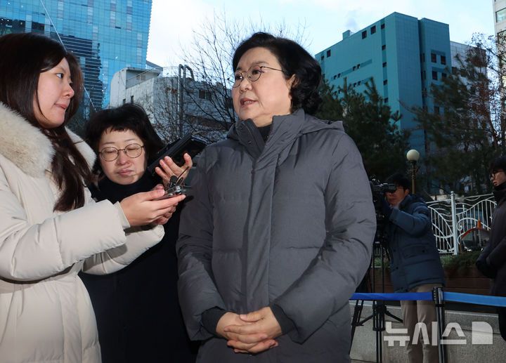 [서울=뉴시스] 권창회 기자 = 이혜훈 기획예산처 장관 후보자가 12일 서울 중구 예금보험공사에 마련된 청문회 준비 사무실로 출근하며 취재진 질의에 답하고 있다. 2025.01.12. kch0523@newsis.com