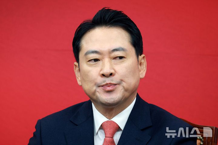 [서울=뉴시스] 고승민 기자 = 장동혁 국민의힘 대표가 12일 서울 여의도 국회에서 열린 최고위원회의에서 생각에 잠겨 있다. 2026.01.12. kkssmm99@newsis.com