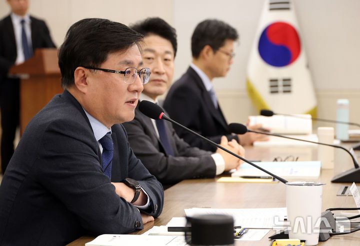 [세종=뉴시스] 강종민 기자 = 김성환 기후에너지환경부 장관이 12일 세종시 정부세종청사에서 열린 기후부 산하기관 업무보고에서 모두발언을 하고 있다. 2026.01.12. ppkjm@newsis.com