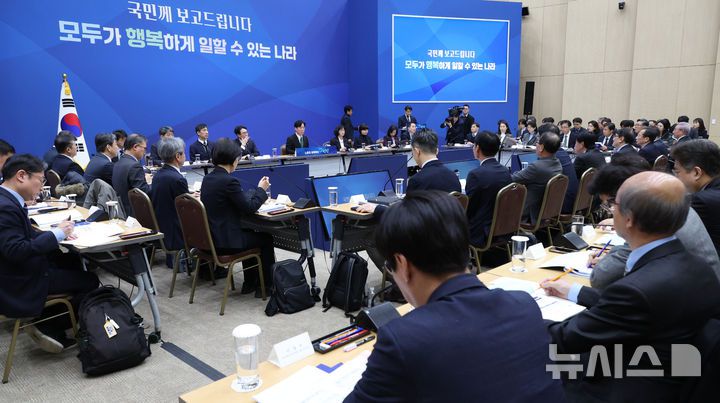 [세종=뉴시스] 강종민 기자 = 김영훈 고용노동부 장관이 12일 세종시 정부세종컨벤션센터에서 열린 노동부 산하기관 업무보고에서 발언하고 있다. 2026.01.12. ppkjm@newsis.com