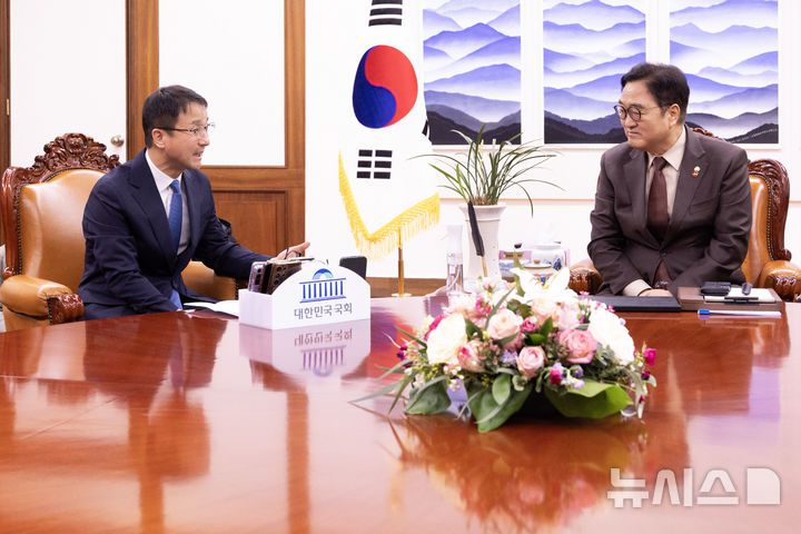 [서울=뉴시스] 조성봉 기자 = 한병도 더불어민주당 원내대표가 12일 오전 서울 여의도 국회에서 우원식 국회의장을 예방해 대화를 하고 있다. (공동취재) 2026.01.12. photo@newsis.com