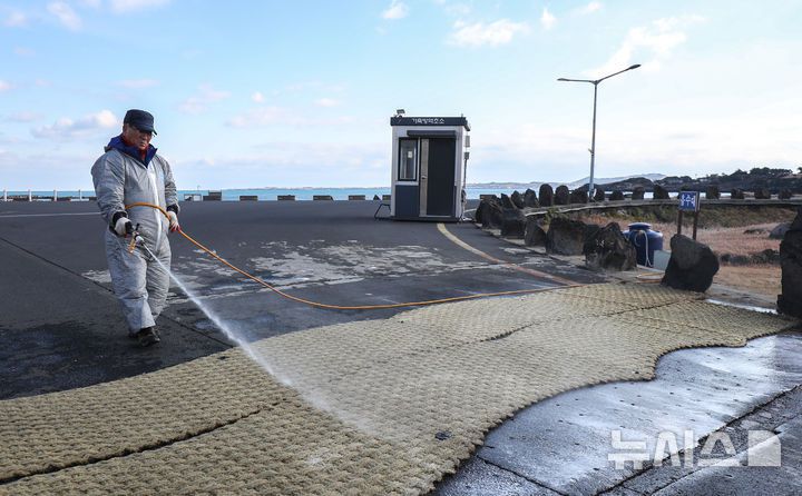 [제주=뉴시스] 우장호 기자 = 12일 오전 제주시 구좌읍 하도리 철새도래지 인근 도로에서 고병원성 조류인플루엔자(AI) 차단 방역을 하고 있다. 제주도에 따르면 지난 5일 서귀포시 성산읍 시흥리 해변 아생조류 분변에서 올겨울 첫 고병원성 AI가 검출돼 항원 검출 지역 지점 반경 10㎞ 지역을 '야생조류 예찰 지역'으로 설정해 가금류에 대한 이동이 제한된 상태다. 2026.01.12. woo1223@newsis.com
