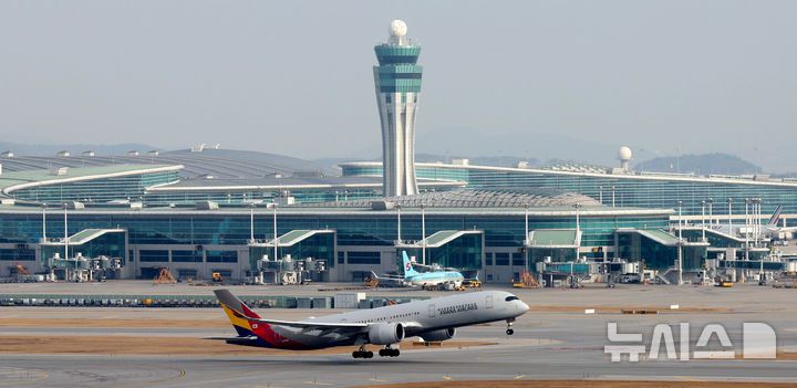 [인천공항=뉴시스] 추상철 기자 = 12일 오전 인천국제공항에서 아시아나항공 여객기가 2터미널을 지나 날아 오르고 있다. 아시아나항공은 오는 14일부터 기존 인천국제공항 1터미널에서 2터미널로 운항이 변경된다. 2026.01.12. scchoo@newsis.com