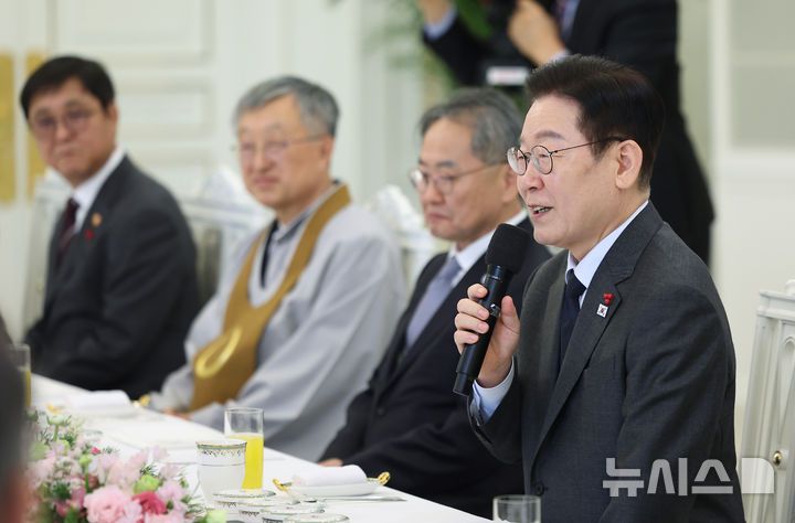 [서울=뉴시스] 고범준 기자 = 이재명 대통령이 12일 청와대 본관에서 열린 종교 지도자 초청 오찬 간담회에서 발언하고 있다. (청와대통신사진기자단) 2026.01.12. bjko@newsis.com