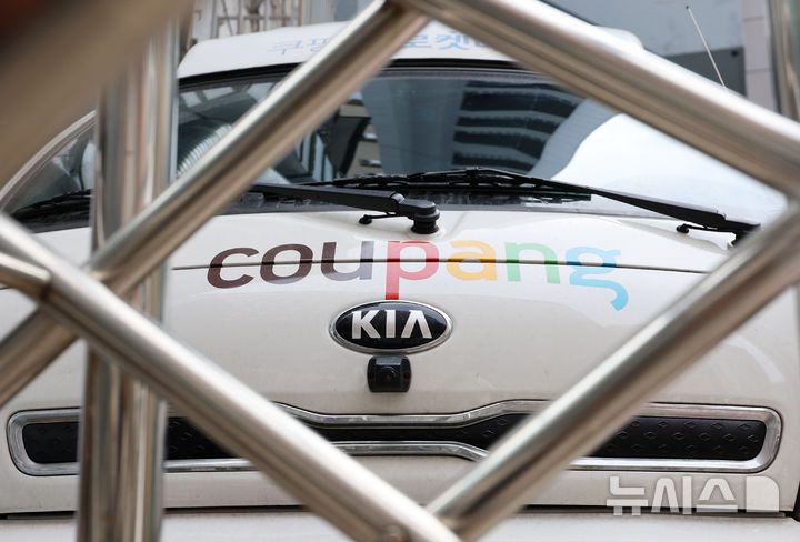 [서울=뉴시스] 조성우 기자 = 주병기 공정거래위원장이 개인정보 유출 사태를 일으킨 쿠팡에 대해 영업정지 처분 가능성을 검토하고 있다고 12일 밝혔다. 주 위원장은 유튜브 채널 '김어준의 겸손은 힘들다 뉴스공장'에 출연해 "정보 유출로 소비자에게 어떤 피해가 예상되는지 파악해야 한다"며 "쿠팡이 피해를 구제할 수 있는지, 구제 방법이 무엇인지 명령을 내리고. 명령을 시행하지 않거나 소비자 피해 구제가 안 된다고 판단하면 영업정지 처분도 가능하다"라고 밝혔다. 사진은 이날 서울 시내의 한 쿠팡 차고지 모습. 2026.01.12. xconfind@newsis.com