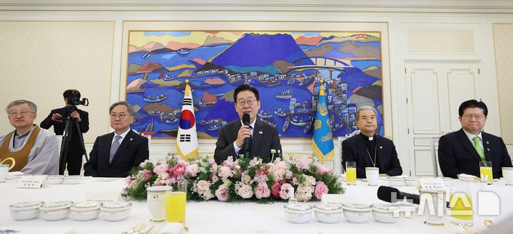 [서울=뉴시스] 고범준 기자 = 이재명 대통령이 12일 청와대 본관에서 열린 종교 지도자 초청 오찬 간담회에서 발언하고 있다. (청와대통신사진기자단) 2026.01.12. bjko@newsis.com