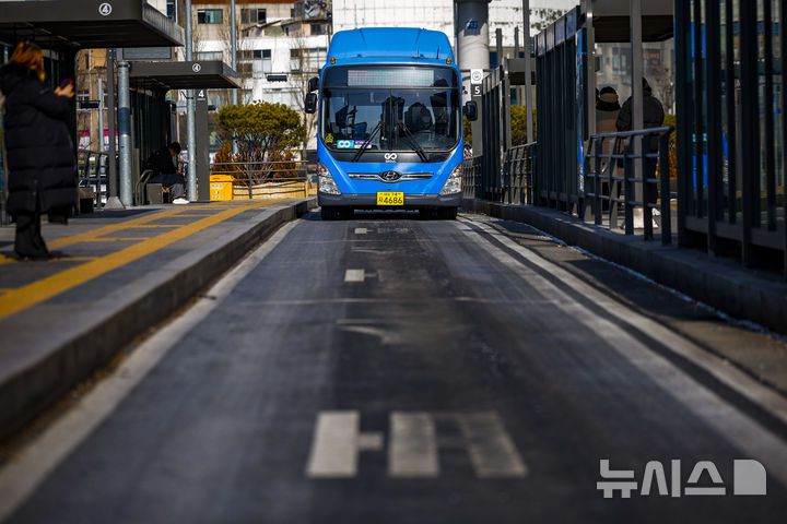 [서울=뉴시스] 정병혁 기자 = 통상임금 쟁점을 두고 사측과 1년 간 첨예하게 대립해온 서울 시내버스 노조가 총파업 예고일을 하루 앞둔 12일 서울 중구 서울역버스환승센터에 버스가 도착하고 있다.서울 시내버스 노사에 따르면 양측은 노조의 총파업 예고일 하루 앞둔 이날 오후부터 서울 영등포구 서울지방노동위원회에서 임금·단체협약(임단협) 막판 협상에 나설 예정이다. 서울에서만 7400여 대의 버스가 운행 중인 만큼 협상이 타결되지 않을 경우 13일 오전 첫차부터 교통대란이 불가피할 전망이다. 2026.01.12. jhope@newsis.com