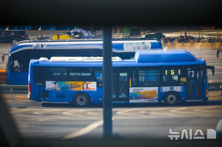 [서울=뉴시스] 정병혁 기자 = 통상임금 쟁점을 두고 사측과 1년 간 첨예하게 대립해온 서울 시내버스 노조가 총파업 예고일을 하루 앞둔 12일 서울 중구 서울역버스환승센터에 버스가 오가고 있다.서울 시내버스 노사에 따르면 양측은 노조의 총파업 예고일 하루 앞둔 이날 오후부터 서울 영등포구 서울지방노동위원회에서 임금·단체협약(임단협) 막판 협상에 나설 예정이다. 서울에서만 7400여 대의 버스가 운행 중인 만큼 협상이 타결되지 않을 경우 13일 오전 첫차부터 교통대란이 불가피할 전망이다. 2026.01.12. jhope@newsis.com