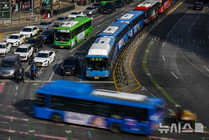 [서울=뉴시스] 정병혁 기자 = 통상임금 쟁점을 두고 사측과 1년 간 첨예하게 대립해온 서울 시내버스 노조가 총파업 예고일을 하루 앞둔 12일 서울 중구 세종대로에서 버스가 오가고 있다.서울 시내버스 노사에 따르면 양측은 노조의 총파업 예고일 하루 앞둔 이날 오후부터 서울 영등포구 서울지방노동위원회에서 임금·단체협약(임단협) 막판 협상에 나설 예정이다. 서울에서만 7400여 대의 버스가 운행 중인 만큼 협상이 타결되지 않을 경우 13일 오전 첫차부터 교통대란이 불가피할 전망이다. 2026.01.12. jhope@newsis.com