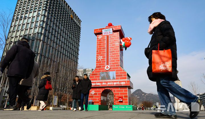 [서울=뉴시스] 황준선 기자 = 12일 오후 서울 종로구 광화문 광장에 설치된 사랑의 온도탑의 나눔 온도가 103.9도를 나타내고 있다. 2026.01.12. hwang@newsis.com