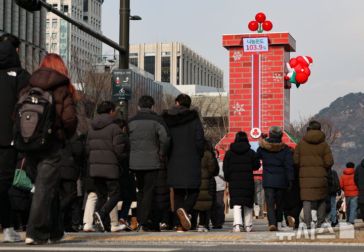 [서울=뉴시스] 황준선 기자 = 12일 오후 서울 종로구 광화문 광장에 설치된 사랑의 온도탑의 나눔 온도가 103.9도를 나타내고 있다. 2026.01.12. hwang@newsis.com