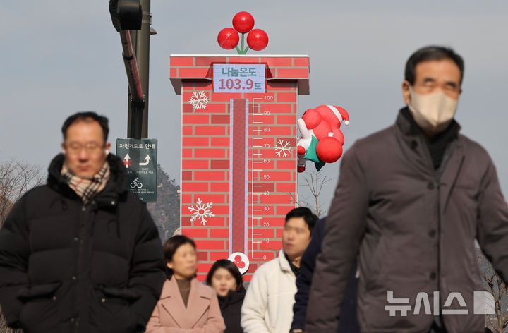[서울=뉴시스] 황준선 기자 = 12일 오후 서울 종로구 광화문 광장에 설치된 사랑의 온도탑의 나눔 온도가 103.9도를 나타내고 있다. 2026.01.12. hwang@newsis.com