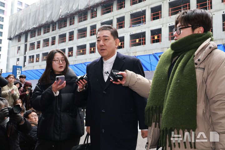 [서울=뉴시스] 고승민 기자 = 김병기 더불어민주당 의원이 12일 서울 여의도 당사에서 열린 윤리심판원 회의에 출석하고 있다. 2026.01.12. kkssmm99@newsis.com