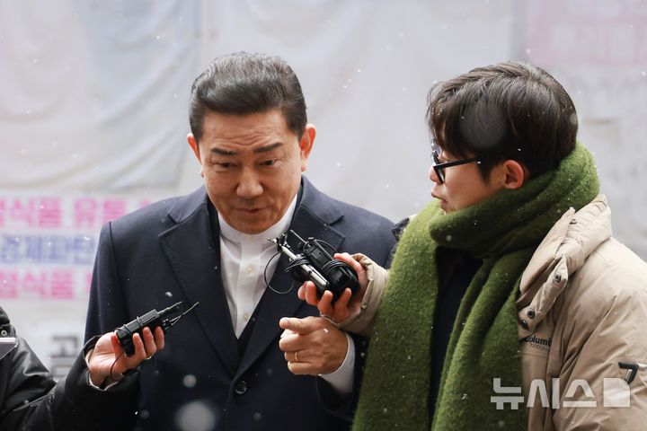 [서울=뉴시스] 고승민 기자 = 김병기 더불어민주당 의원이 12일 서울 여의도 당사에서 열린 윤리심판원 회의에 출석하고 있다. 2026.01.12. kkssmm99@newsis.com