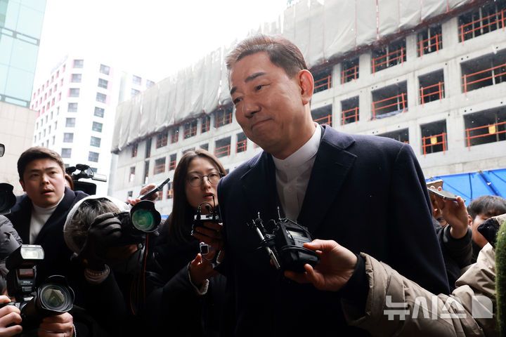 [서울=뉴시스] 고승민 기자 = 김병기 더불어민주당 의원이 12일 서울 여의도 당사에서 열린 윤리심판원 회의에 출석하고 있다. 2026.01.12. kkssmm99@newsis.com