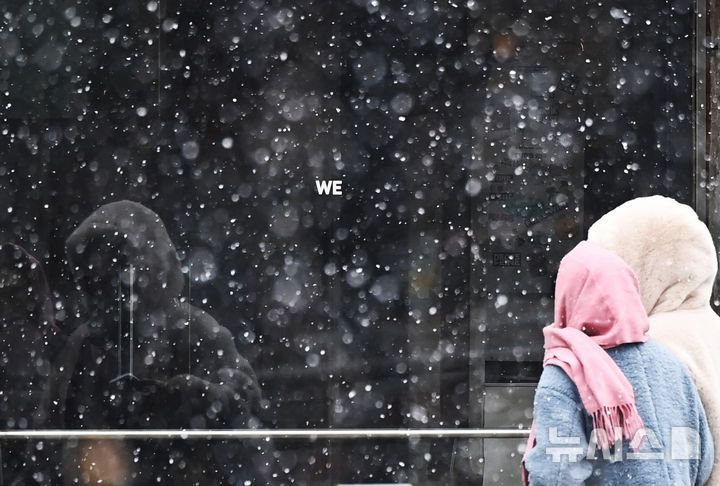 [수원=뉴시스] 김종택 기자 = 전국 곳곳에 한파 특보가 발효된 12일 경기 수원시 팔달구 북수동에서 시민들이 펑펑 내리는 눈을 맞으며 걷고 있다. 2026.01.12. jtk@newsis.com