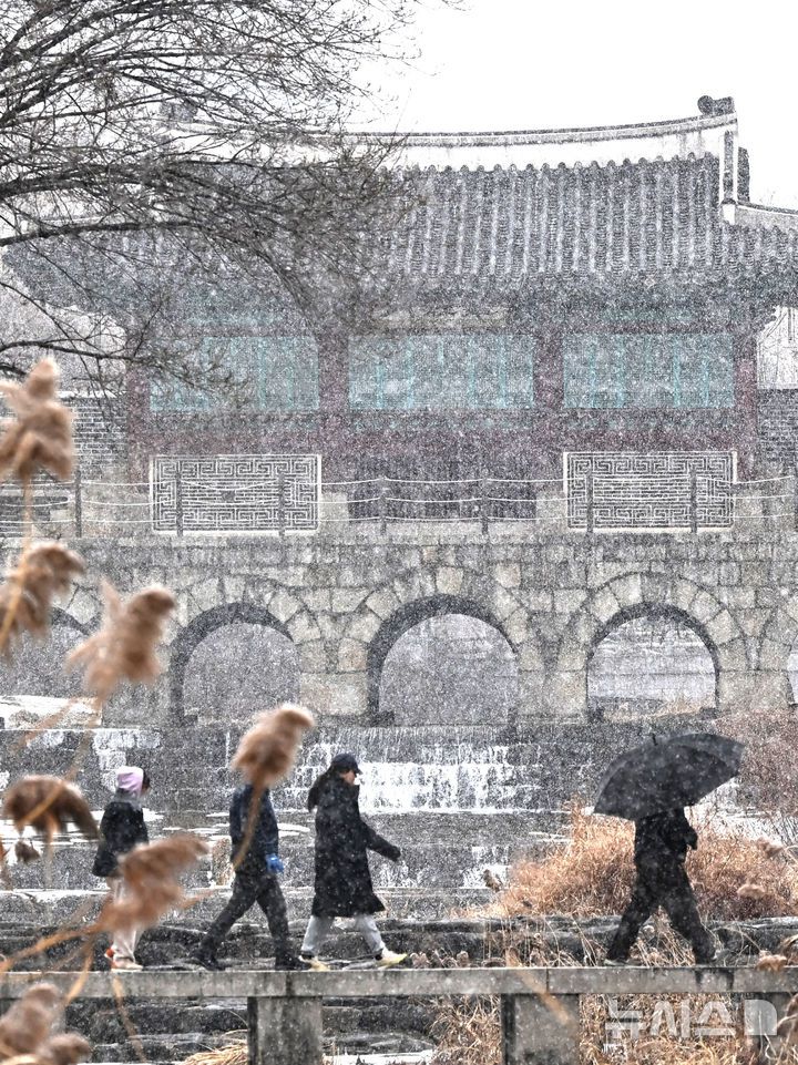 [수원=뉴시스] 김종택 기자 = 12일 경기 수원시 팔달구 세계문화유산 화성 화홍문에 눈이 내리고 있다. 2026.01.12. jtk@newsis.com