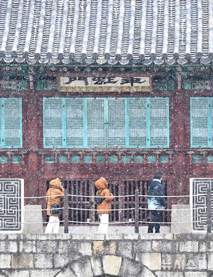 [수원=뉴시스] 김종택 기자 = 12일 경기 수원시 팔달구 세계문화유산 화성 화홍문에 눈이 내리고 있다. 2026.01.12. jtk@newsis.com