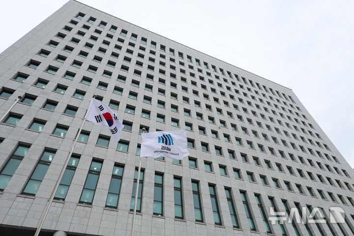 [서울=뉴시스] 김진아 기자 = 78년 만에 검찰청을 폐지하고 10월 새로 설치되는 중대범죄수사청(중수청)과 공소청의 구체적 역할과 인력 구성이 12일 공개됐다. 정부는 중수청을 법률가 중심의 '수사사법관'과 비법률가인 '전문수사관'으로 이원화하는 방안을 추진한다. 중수청과 공소청은 검찰의 기존 기능인 '중대범죄 수사'와 '공소 제기·유지' 기능을 나눠 수행한다. 행정안전부와 법무부가 26일까지 입법예고를 실시한다. 사진은 12일 서울 서초구 대검찰청. 2025.01.12. bluesoda@newsis.com